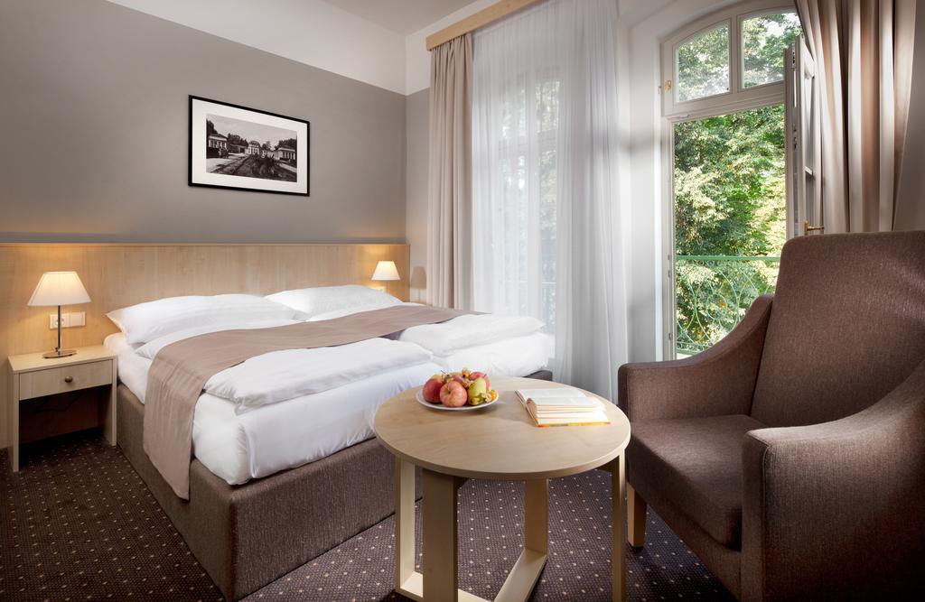 Badenia Hotel Praha ฟรันทิชโกวี ลาซเน ภายนอก รูปภาพ